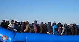 Ong salva migranti: &laquo;Indicateci porto sicuro&raquo;. E Viminale prepara nuovo giro di vite