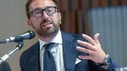 Da Caltanissetta duro attacco del ministro Bonafede all'Ars: &laquo;Non vuole lo spazzacorrotti&raquo;