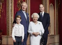 Royal Family, la regina e i suoi eredi nella foto-ritratto di inizio decennio