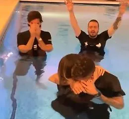 Firmino e Alisson vestiti in piscina per battesimo tra lacrime e commozione