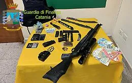 Catania, socio del lido "Le Capannine" arrestato per armi e droga