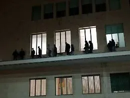 Gela, netturbini sul cornicione del Municipio: chiedono lavoro a tempo determinato