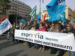Palermo, lavoratori dei call center scendono in strada