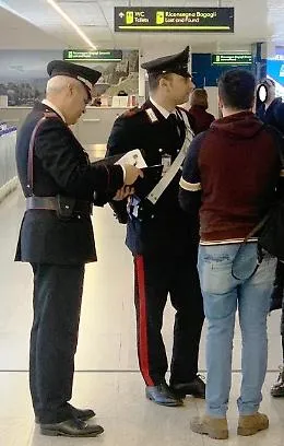 Rubano una valigia all'aeroporto di Catania ma le telecamere li smascherano