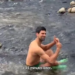 #Nolechallenge, Djokovic si immerge in un torrente gelido: la sfida &egrave; da urlo