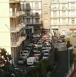 Catania, Via Novara: parcheggio selvaggio e caos viabilit&agrave;