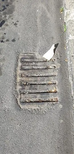 Catania: otturati da mesi i tombini di via Etnea a Gravina