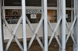 Patern&ograve;, il sindaco sfida l'assessore regionale e chiude di nuovo le scuole