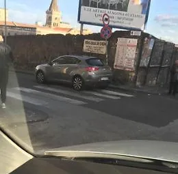 Catania: auto in divieto di sosta, traffico in tilt
