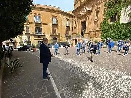 Coronavirus, esercenti di Agrigento appendono le chiavi dei propri negozi in un cancello dinanzi al comune