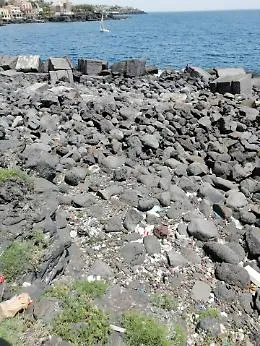 Catania: gli scogli di Ognina adibiti a pattumiera