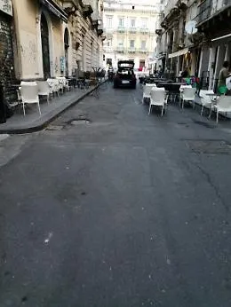 Catania: gi&agrave; le vie invase dai tavolini e sedie....