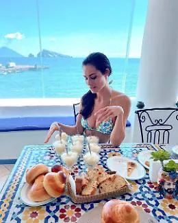 Panarea, Marika Pellegrinelli tra granite e brioche con il tuppo: &laquo;Per il Covid ho fatto il test&raquo;