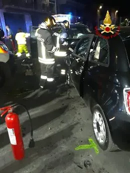 Incidente a Patern&ograve; nella notte, giovani estratti dalle lamiere e portati in ospedale