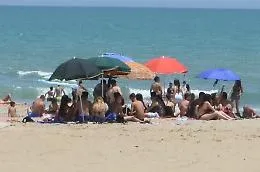Catania, spiagge libere (in tutti i sensi): e il distanziamento &egrave; difficile