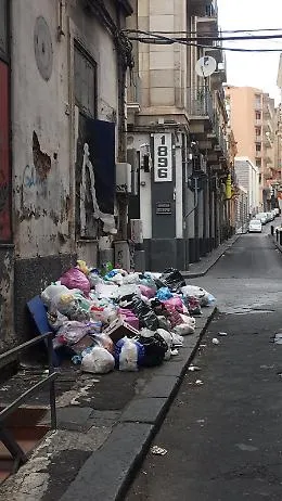 Catania invasa dai rifiuti:  "Non possiamo continuare a pagare per gli errori degli altri"