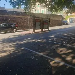 Catania: piazza Lanza, pensilina attesa AMT da rimuovere