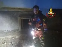 Villaggio Sant'Agata, ladro d'auto si nasconde nella fogna: stanato da carabinieri e vigili del fuoco