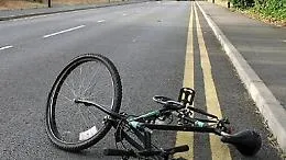 Vittoria, ciclista travolto e ucciso da un'auto pirata (che perde la targa)