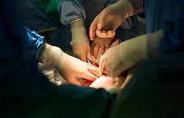 Coronavirus, parto cesareo d'urgenza per donna positiva giunta da Londra