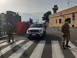 San Giovanni li Cuti, minacciava giovani con un coltello: fermato dall'Esercito