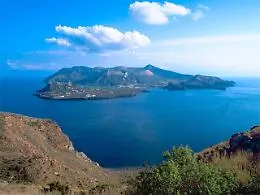 Turista milanese si lancia a Vulcano con parapendio e finisce su un albero