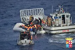 Migranti, il ministero della Difesa precisa: &laquo;Per la Marina militare imperativo salvare vite&raquo;