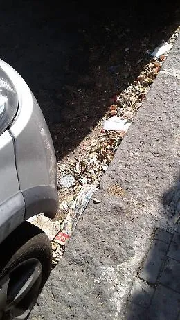 Catania. Nussuno "spazza" la via Quieta.