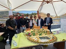 Una maxi torta di 70 kg per l'inaugurazione del ponte Petrusa