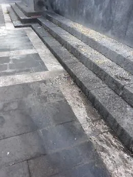 Catania: ogni giorno questo schifo  sui gradini del Cristo Re