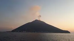 Stromboli, due forti esplosioni e boati sul cratere: sull'isola torna la paura ma niente danni