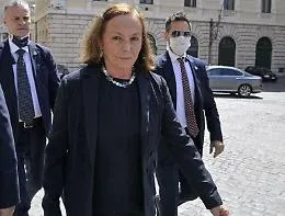 Lamorgese rassicura Lampedusa
&laquo;Test a tutti i migranti, non siete soli&raquo;