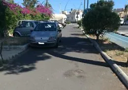 Catania, viale Artale Alagona: veicolo in sosta su area pedonale