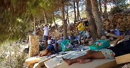 Raffica di &ldquo;sbarchini&rdquo; a Lampedusa: oltre 1.000 migranti nell'hotspot da 100 posti