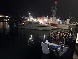 Lampedusa, allarme covid migranti lanciato da sindacato Polizia: &laquo;In 25 positivi&raquo;