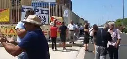 Pozzallo, arriva nave con grano canadese e nel porto scoppia la protesta
