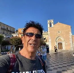 Edoardo Bennato a Taormina per i 40 anni di &ldquo;Sono solo canzonette&rdquo;: e intanto posta un selfie
