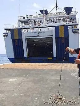 Si stacca portellone traghetto nel mare di Linosa: a bordo pure migranti