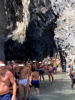 Covid, Gole dell'Alcantara prese d'assalto: quasi tutti senza mascherina