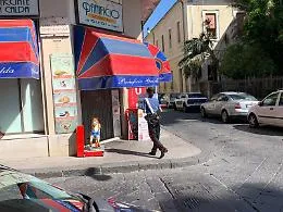 Riposto, &laquo;Deve indossare la mascherina&raquo;: e dentro il panificio succede il finimondo