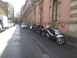 Catania, via Ughetti: incivili sui marciapiedi, pedoni per strada