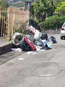 Aci Castello (CT): emergenza rifiuti in via degli Oleandri