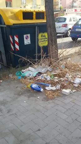 Catania,  piazza E. D'Ungheria: "La TARI l'abbiamo gi&agrave; pagata a quando i servizi? "