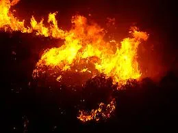 Migranti, a Favara dato alle fiamme il barcone simbolo dell'accoglienza