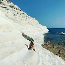 Scala dei Turchi, le scuse di Michelle Hunziker: &laquo;Non sapevo fosse sequestrata&raquo;