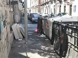 Rifiuti a Catania: materassi posteggiati da oltre un mese