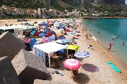 Giornalista aggredita in spiaggia, tre ordinanze di custodia cautelare