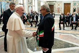 Migranti, l'incontro tra Papa Francesco e il sindaco di Lampedusa