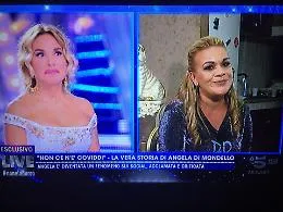 &laquo;Buongiorno da Mondello!&raquo;, Angela Chianello ospite da Barbara D'Urso col suo tormentone: &ldquo;Non ce n'&egrave; coviddi&rdquo;