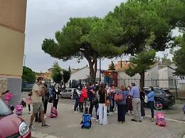 Sanificazione in ritardo, la campanella della ripresa attivit&agrave; scolastica suona alle 10,30